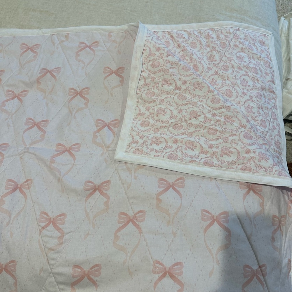 Charming Pink Bow Quilt by [Brand]
